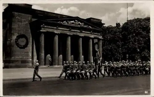 Ak Berlin Tiergarten, Militärparade, Ehrenmal mit Säulen, Wachabteilung, schwarz-weiß