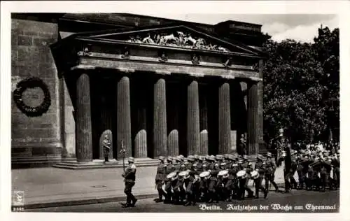 Ak Berlin Tiergarten, Aufziehen der Wache, Ehrenmal, Soldatenparade