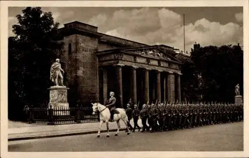 Ak Berlin Tiergarten, Soldaten marschieren, Reiter, Ehrenmal, Wachablösung, kunstvolle Archite...