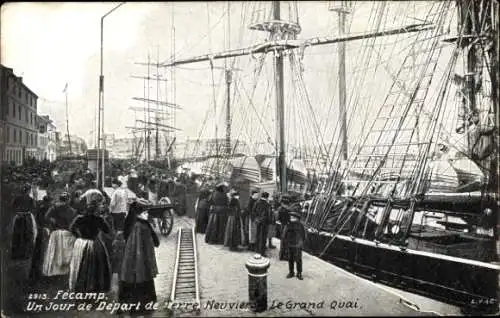 Ak Fécamp Seine Maritime, Hafenansicht, Menschenmenge, Schiffe, Spaziergänger, Hafenaktivitäten