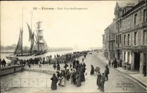 Ak Fécamp Seine Maritime, Quai Guy-de-Maupassant, Hafenansicht, Segelschiff, historische Archi...