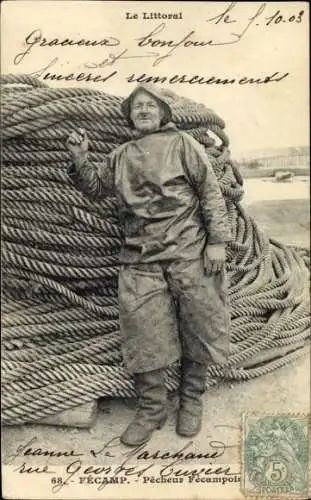 Ak Fécamp Seine Maritime, Mann in Arbeitskleidung, Seilrollen im Hintergrund, maritime Atmosphäre