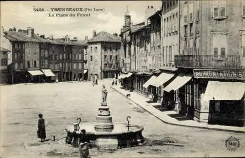 Ak Yssingeaux Haute Loire, Hübscher Brunnen, Gebäude am Platz, historische Atmosphäre, Fußgänger
