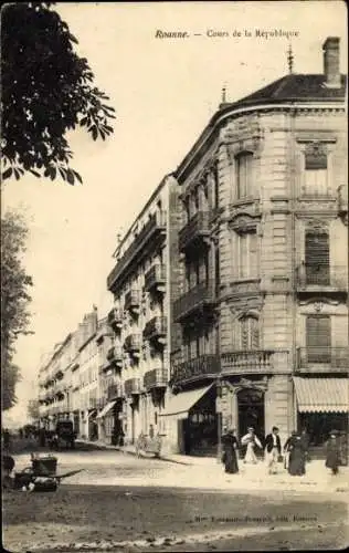 Ak Roanne Loire, Straße mit Gebäuden, Menschen, Karren, Cours de la République