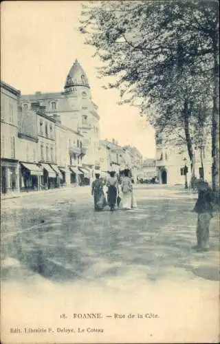 Ak Roanne Loire, Eine Straße mit Gebäuden, Menschen auf der Straße, historische Gebäude.