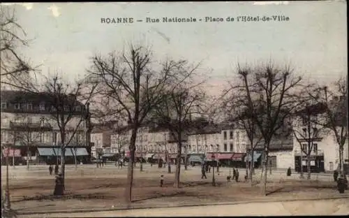 Ak Roanne Loire, Bild der Rue Nationale, Platz vor dem Rathaus, Bäume, Personen im Park