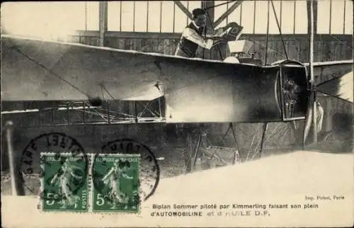 CPA Biplan Sommer piloté par Kimmerling faisant son plein d'Automobiline