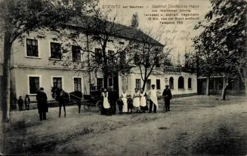 Ak Stiebitz Bautzen Oberlausitz, Historisches Gasthaus, Pferdegespann, mehrere Personen, Bäume