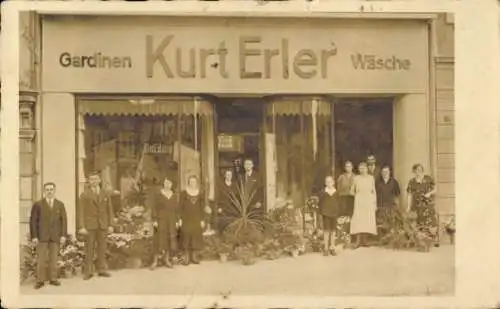 Foto Ak Bautzen in der Oberlausitz, Geschäft Kurt Erler, Gardinen, Wäsche, Schaufenster, Blumen
