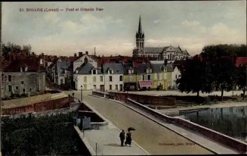 Ak Briare Loiret, Brücke über Wasser, Stadtansicht mit Häusern, Kirchturm, Straße