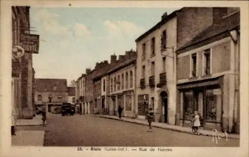 Ak Blain Loire Atlantique,  Straßenansicht, Häuser, Werbeschild, Menschen auf Straße