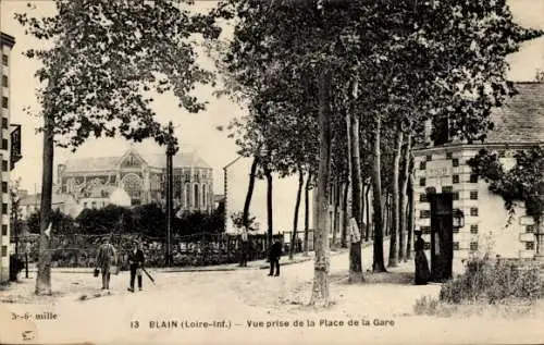 Ak Blain Loire Atlantique, Platz der Gare, Bäume,  Gebäude, Menschen