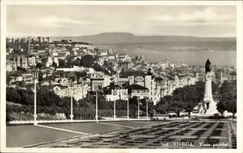 Ak Lisboa Lissabon Portugal, Stadtansicht von  monumentaler Platz, Wasser im Hintergrund