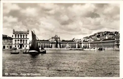 Ak Lisboa Lissabon Portugal, Praca do Comercio,  Architektur, Boot auf dem Wasser, Wolken
