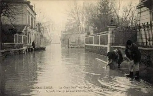 Ak Asnières sur Seine Hauts-de-Seine, Überschwemmung, Fluss Seine, Januar 1910, Menschen im Wasse