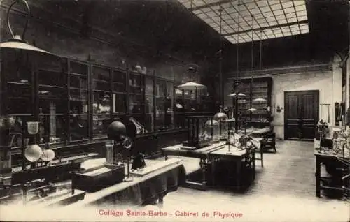 Ak Paris V, Physikraum des Collège Sainte-Barbe, labortechnische Ausstattungen