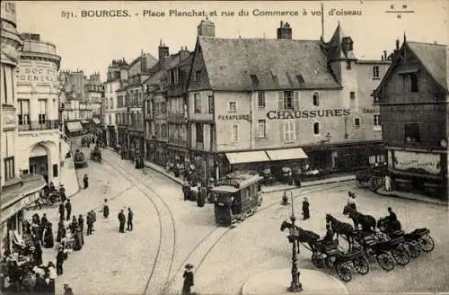 Ak Bourges Cher, Vogelperspektive, Platz Planchat, rue du Commerce, Geschäfte, Straßenbahn