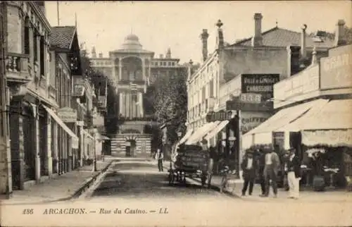 Ak Arcachon Gironde, Straße Rue du Casino, Gebäude, Bar, Geschäfte, Menschen
