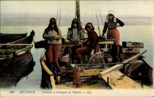 Ak Arcachon Gironde, Frauen am Boot, Austern sammeln, Hafenansicht,  Szenerie