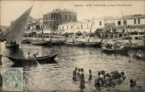 Ak Palavas les Flots Hérault, Buntes Wasser mit Booten, Menschen am Ufer, Stadt im Hintergrund