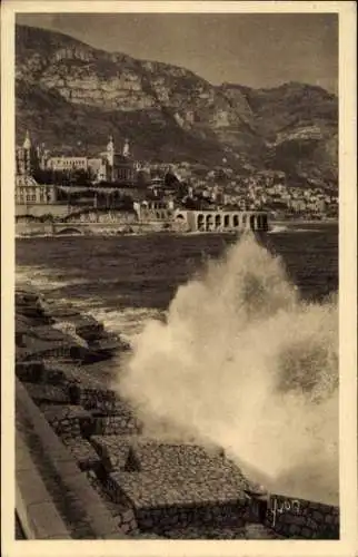 Ak Nice Nizza Alpes Maritimes, Küstenansicht, Wellen am Felsen, Berge im Hintergrund,  Gebäude