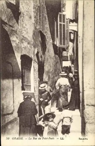 Ak Grasse Alpes Maritimes, Enggasse, alte Architektur, Menschen auf der Straße, Kinder, Hüte