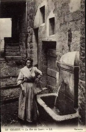 Ak Grasse Alpes Maritimes, Frau an einem Brunnen, Treppe im Hintergrund, alte Steinmauern