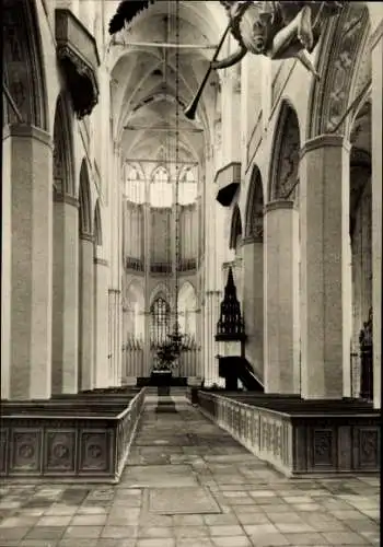 Ak Stralsund in Vorpommern, Blick durch das Mittelschiff der Marienkirche, hohe Decken, Kirchenbä