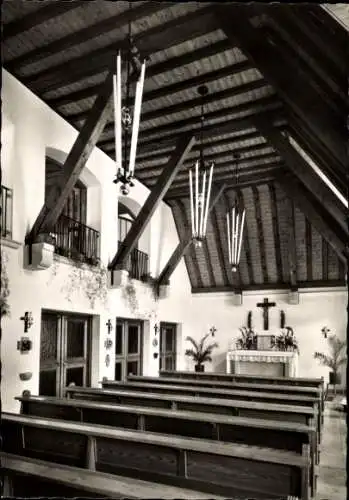 Ak Obergünzburg im Allgäu, Innensicht einer Kapelle, Holzbalken, Kirchenbänke, Altarkreuz, Latern
