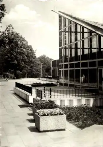 Ak Templin in der Uckermark, Modernes Gebäude, Glasfassade, Blumenbeete, weite Plätze