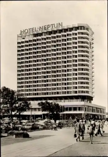 Ak Warnemünde Rostock, Blick auf das Hotel Neptun, Promenade