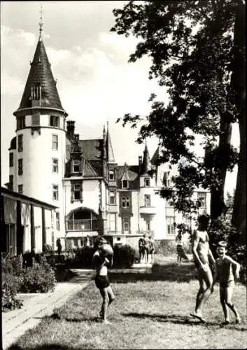 Ak Klink an der Müritz Mecklenburg, Schloss Klink, Kinder am Wasser, grüner Garten, sonniger Himm