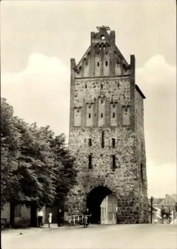 Ak Lychen in der Uckermark, Stargarder Tor, steinerner Turm, Bäume, Straßenansicht