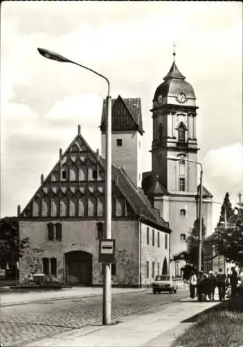 Ak Fürstenwalde an der Spree, Rathaus und Dom,  Architektur, Straßenansicht, Schwarz-Weiß-Foto