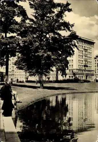Ak Berlin Friedrichshain, Weberwiese, Teich, Park, Hochhäuser