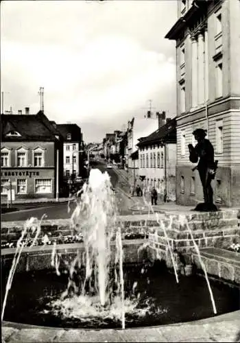 Ak Zeulenroda in Thüringen, Brunnen mit Wasserspielen, Blick auf die Straße, Statue, Gebäude