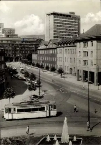 Ak Jena in Thüringen, Blick vom Thälmannring, Reisswerk, neuem Hochhaus, Straßenbahn, Brunnen