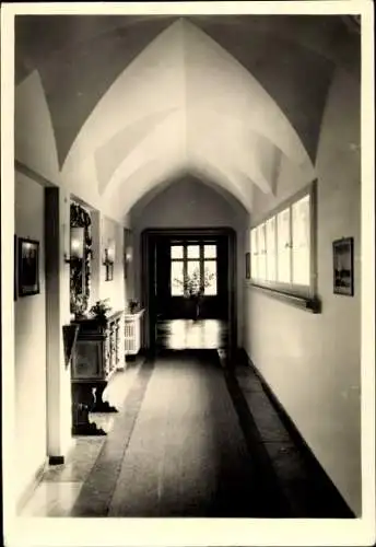 Ak Kloster Insel Hiddensee in der Ostsee, Flur eines Klosters, gotische Decke, Fenster mit Pflanz