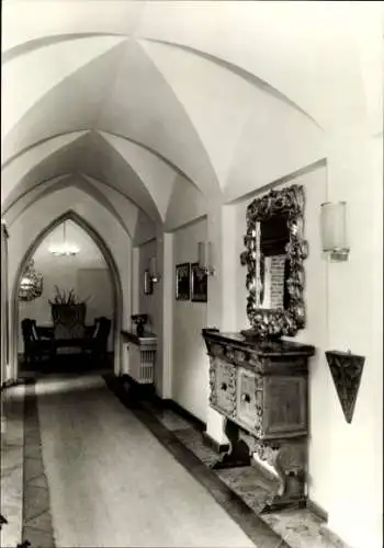 Ak Kloster Insel Hiddensee in der Ostsee, Flur des Klosters, Korridor mit Möbeln und Spiegel,  At