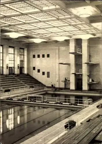 Ak Hansestadt Rostock, Hallenschwimmbad Neptun, Halle mit Sprungturm, Innenansicht, Schwarz-Weiß-