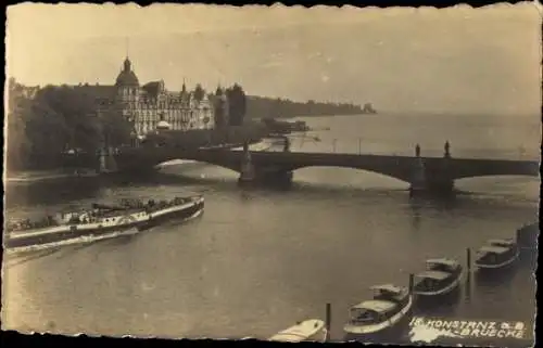 Ak Konstanz am Bodensee, Brücke, bodenständige Architektur,  Boote, ruhiger Wasserlauf