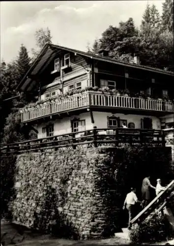 Ak Blankenburg am Harz, Foto eines Hauses mit Terrasse, Natur, Spaziergänger, Schwarz-Weiß