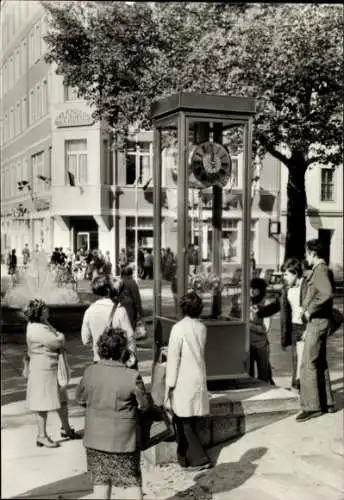 Ak Dresden Altstadt, Neue Standuhr, Straße der Befreiung, Fußgänger, Stadtansicht