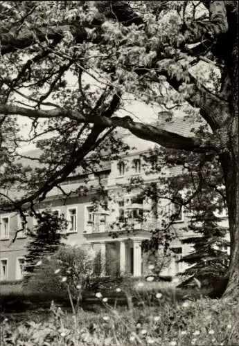 Ak Ohorn in Sachsen, Pflegeheim, Gebäude mit Bäumen, Schwarz-Weiß-Foto