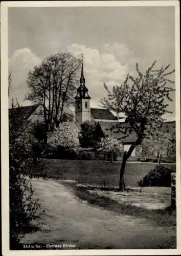 Ak Elstra in der Oberlausitz Sachsen, Elstraer Kirche, ländliche Landschaft, Bäume, Himmel mit Wo