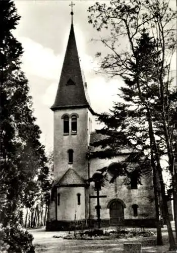 Ak Schmeckwitz Oberlausitz, Kirche der Evangelischen Diasporagemeinde, hohe Kirchturm, Bäume