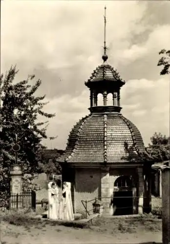 Ak Ralbitz Rosenthal Oberlausitz, Brunnenhaus, zwei Frauen in n Kleidern, nostalgische Stimmung