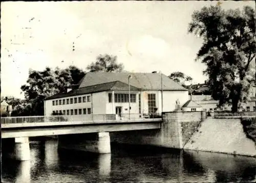 Ak Hof an der Saale Oberfranken Bayern, Friedrich-Ebert-Brücke, Hallenbad, Gebäude, Fluss