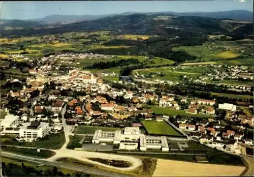 Ak Viechtach im Bayerischen Wald Niederbayern, Fliegeraufnahme vom Ort