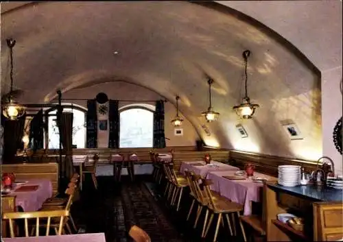 Ak Passau in Niederbayern, Gemütliches Gasthaus, moderne Einrichtung, lange Tische, dekorative La